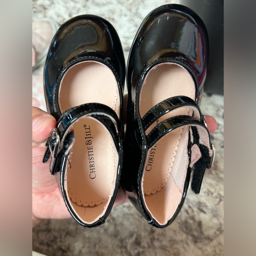 Little girl, black, shiny dress shoes